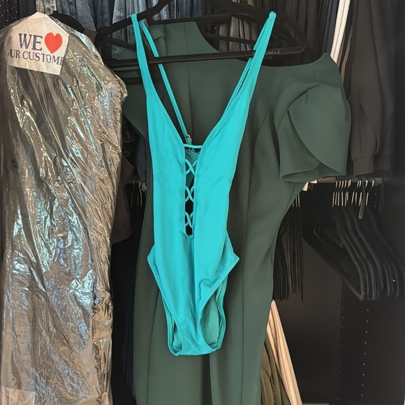 One piece - Picture 2 of 6